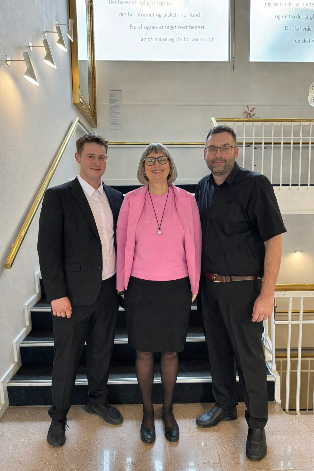 bedemand inga og sønnerne søren fra venstre og steffen fra højre